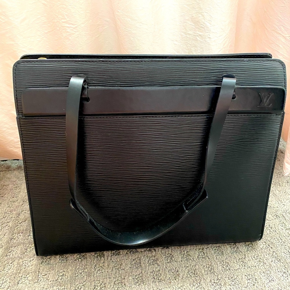 Louis Vuitton Epi handbag in mint condition